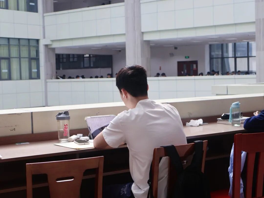 伏案1.jpg
