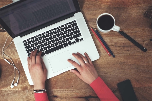 建议不调休的代表被记者围住了 网友：这个建议太好了