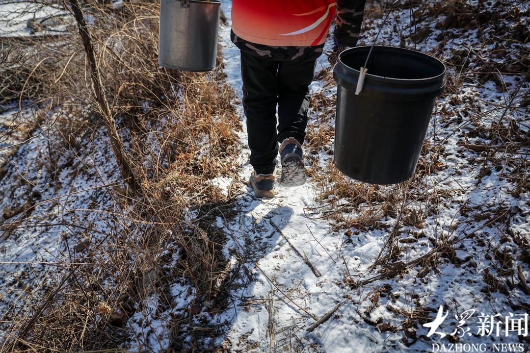 山上的积雪还没化。
