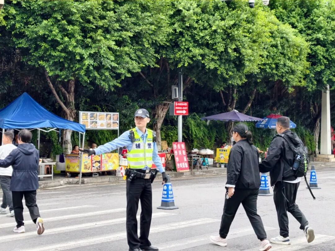 交警忙碌疏导交通。 鲁作炳 摄.jpg