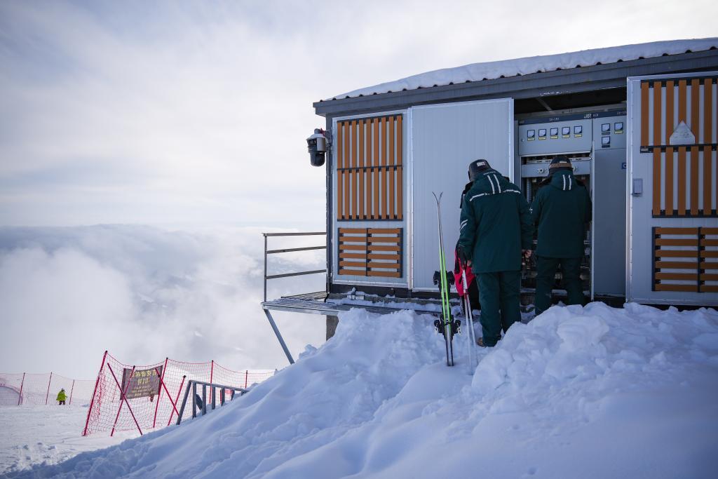 禾木供电所所长齐凡与同事哈依沙尔&middot;胡安汗在吉克普林滑雪场检查变压器。新华社记者徐宏岩 摄