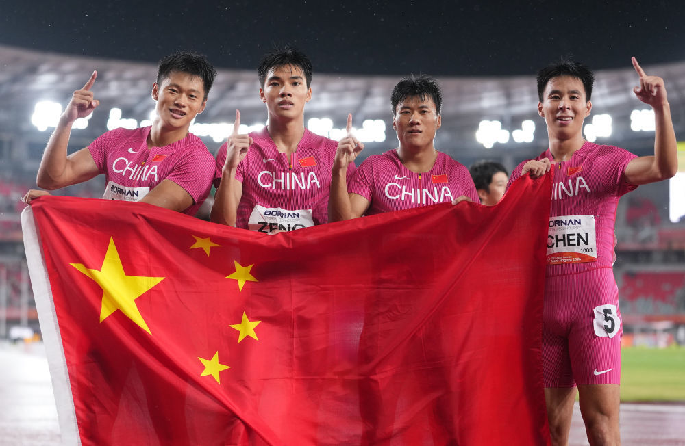 9月28日,中国队选手谢震业、曾克理、王胜杰和陈锦丰(左至右)在爱知·名古屋亚运会田径项目男子4X100米接力夺冠后庆祝。新华社发(吕小炜摄)