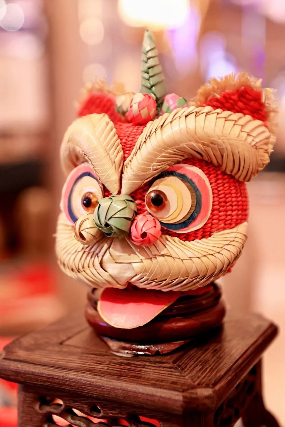 罗志勇棕编作品《醒狮》：选用优质棕榈嫩叶经过采叶、划叶、熏叶、泡叶、露叶、晒叶、高温染色、编制等精心制作而成，作品色彩鲜艳，活灵活现。