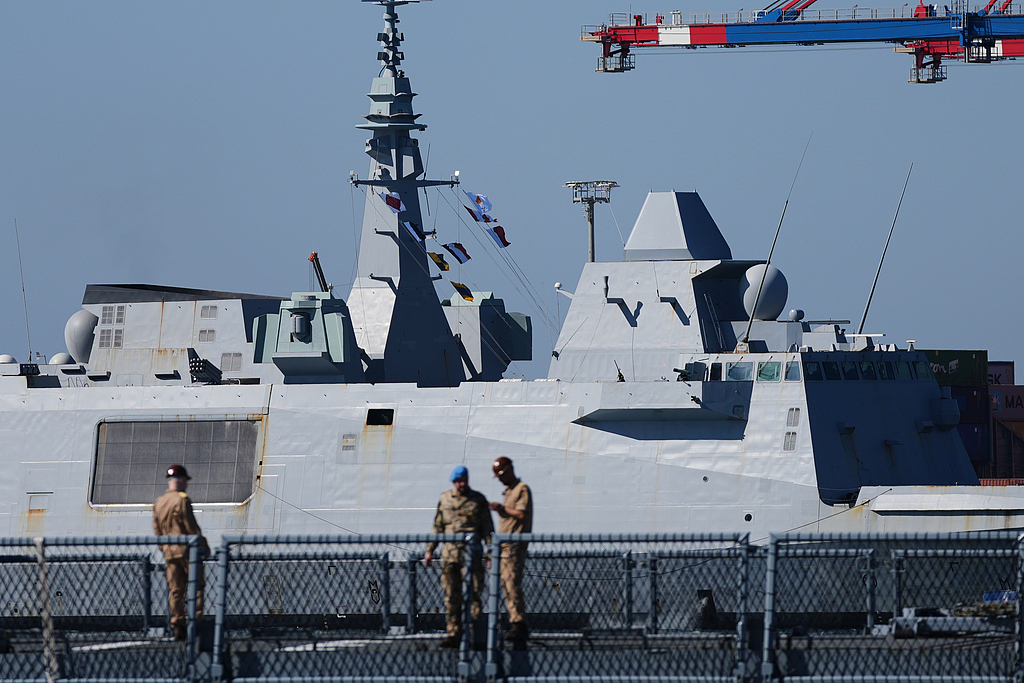 当地时间10日,一艘法国护卫舰驶入塞浦路斯利马索尔港,联合国驻黎巴嫩临时部队(联黎部队)“北莱茵-威斯特法伦”号护卫舰的水兵在前方警戒。(视觉中国)