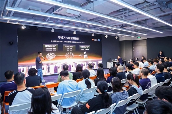 国产GPU历史性一刻!摩尔线程S5000具身训练曲线追平国际主流:真机成功率达92%