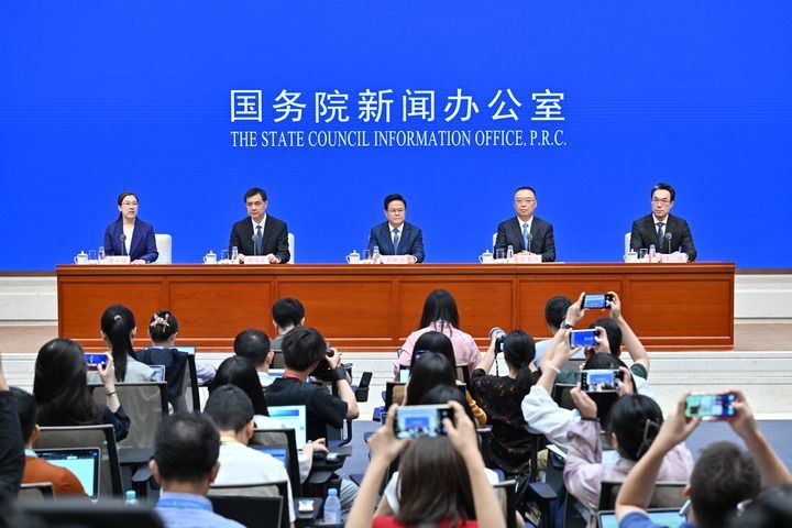 2025年7月9日，国务院新闻办公室举行“高质量完成‘十四五’规划”首场新闻发布会。新华社记者 李鑫 摄