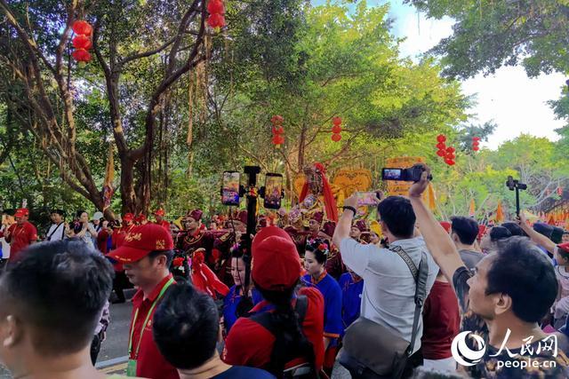 沿途群众热情留念。人民网记者 林盈摄