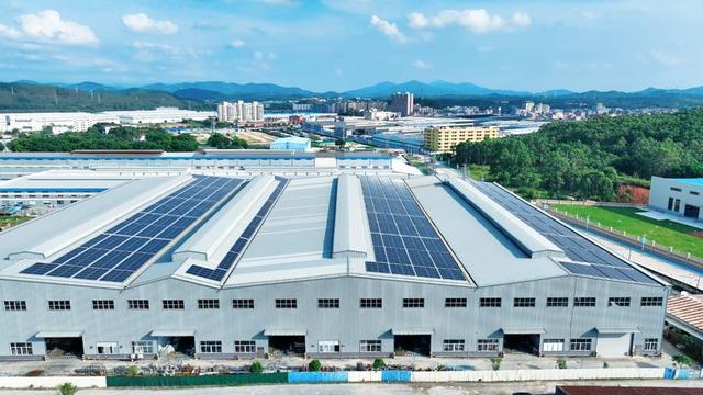 高勋佛山基地在厂房顶部安装光伏发电设备。