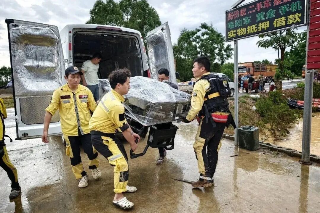 公羊救援队救援人员搬运大载荷无人运载机相关设备