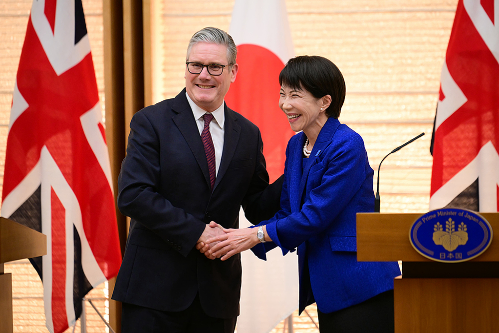 当地时间2026年1月31日,日本东京,日本首相高市早苗(右)与英国首相斯塔默举行会晤并握手。视觉中国 图