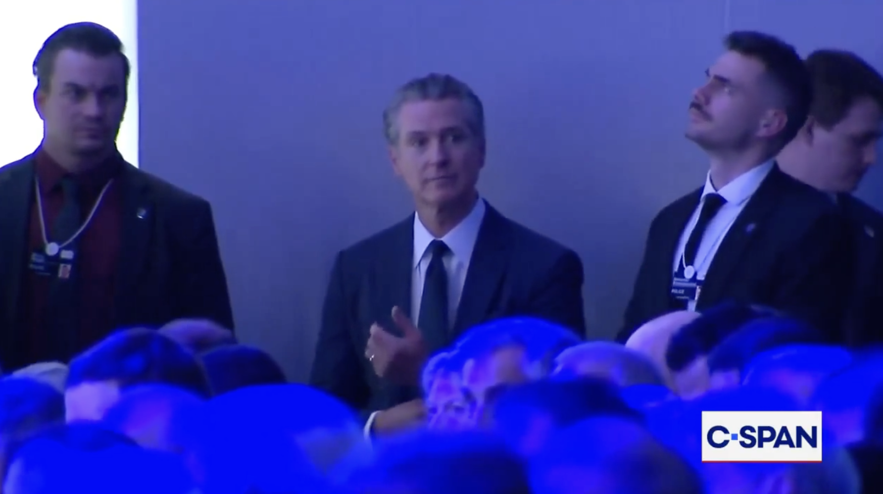 特朗普21日演讲时提及纽森,镜头转向后者。图源:视频截图