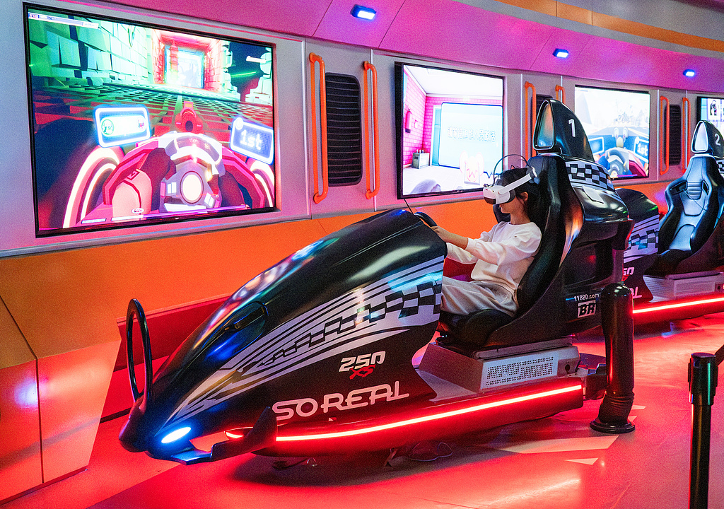 不雅众在2026中国科幻大会现场千里浸式体验科幻游戏。（视觉中国）