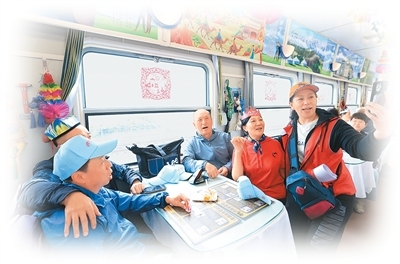 在黑龙江哈尔滨开往新疆阿勒泰的Y64次“龙泰号”援疆银发旅游专列上，几名乘客合影留念。　徐 率摄（新华社发）