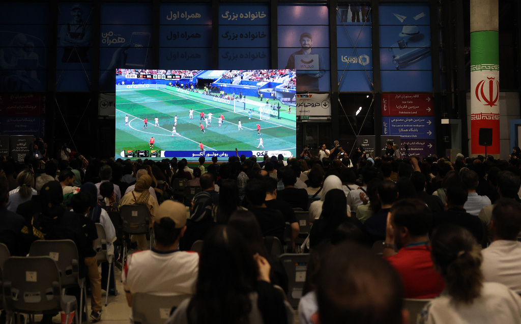 当地时间2026年6月21日，伊朗德黑兰，2026世界杯G组足球赛，伊朗队VS比利时队。伊朗球迷观看比赛直播。视觉中国 图