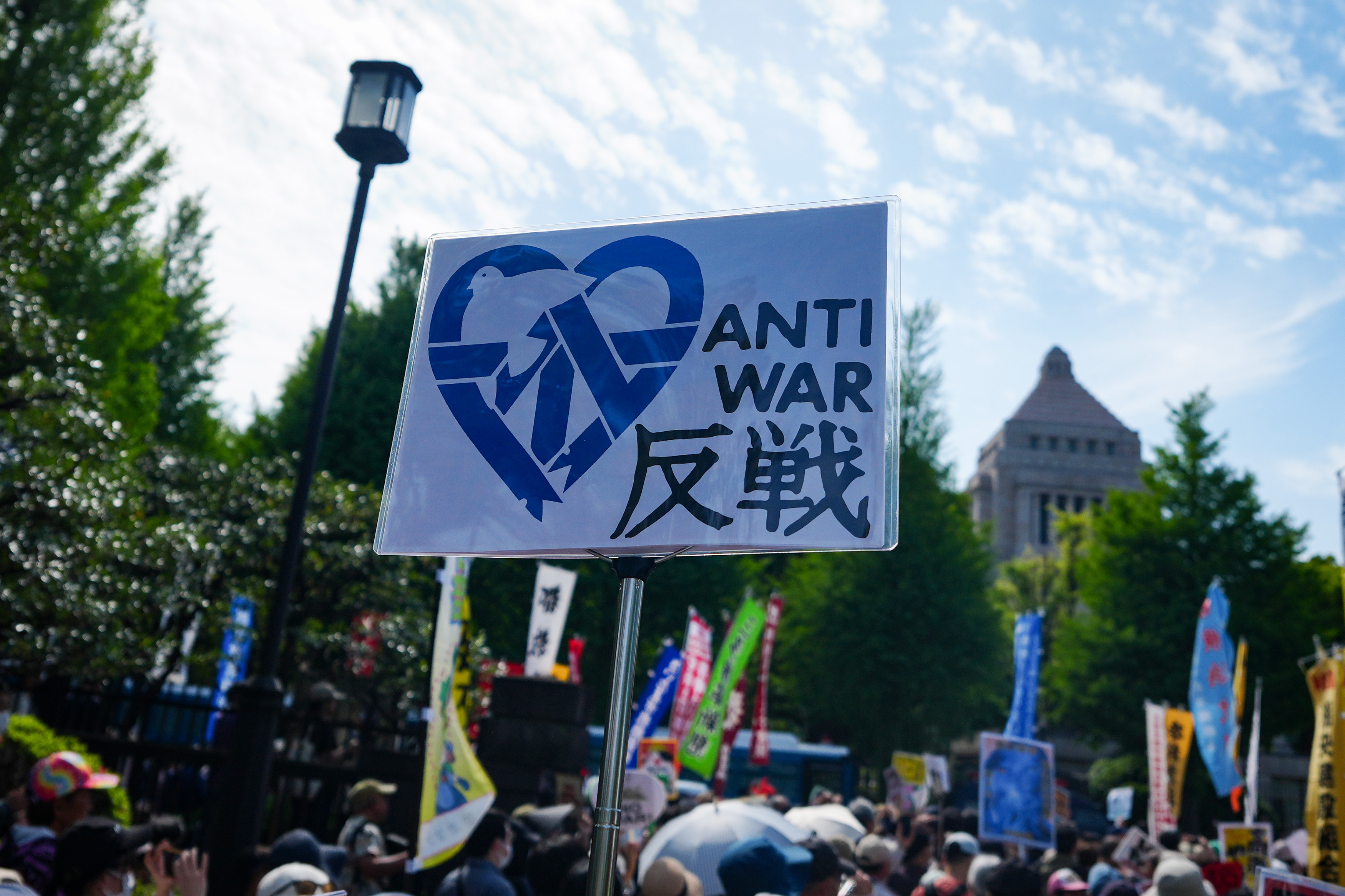 4月19日，人们在位于日本东京的国会议事堂周围参加抗议活动，呼吁守护和平宪法。新华社记者贾浩成摄