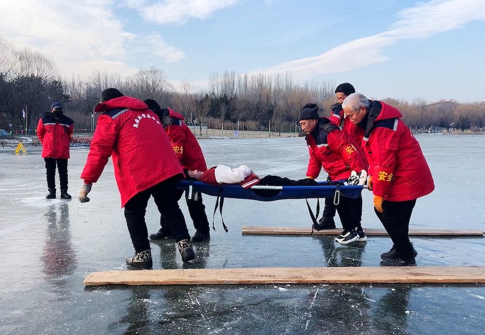 工友们进行救援演练。