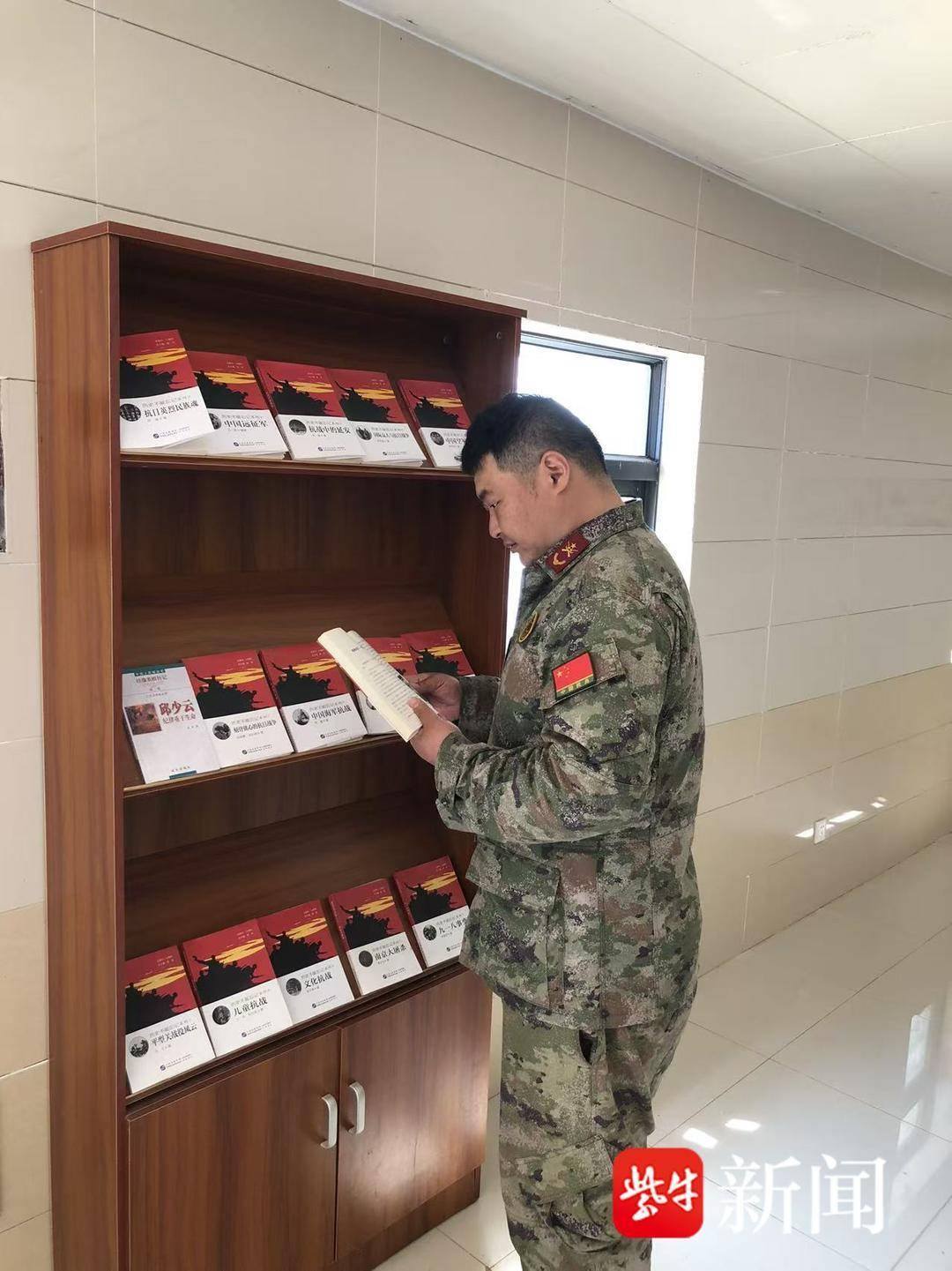 江权在岛上书房看书