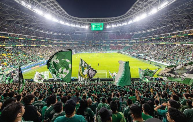 4月12日，球迷在北京工人体育场观看北京国安对阵成都蓉城的中超比赛。（中赫工体公司供图）