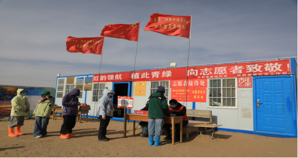 民勤县做好“请到民勤种棵树”志愿活动服务保障工 图自民勤县人民政府网站