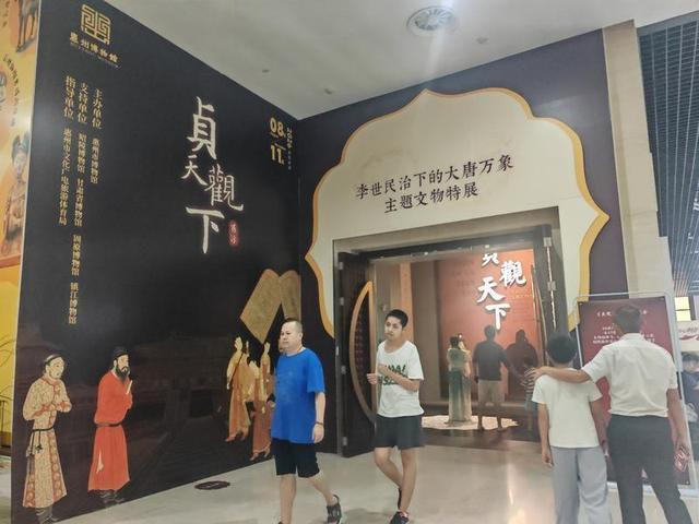 惠州市博物馆一楼“贞观天下”展厅受市民游客青睐。