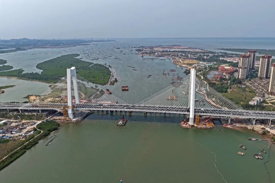 3月31日在广西钦州市拍摄的沙井钦江大桥,此处是平陆运河的出海口(无人机照片)/新华社记者 周华 摄