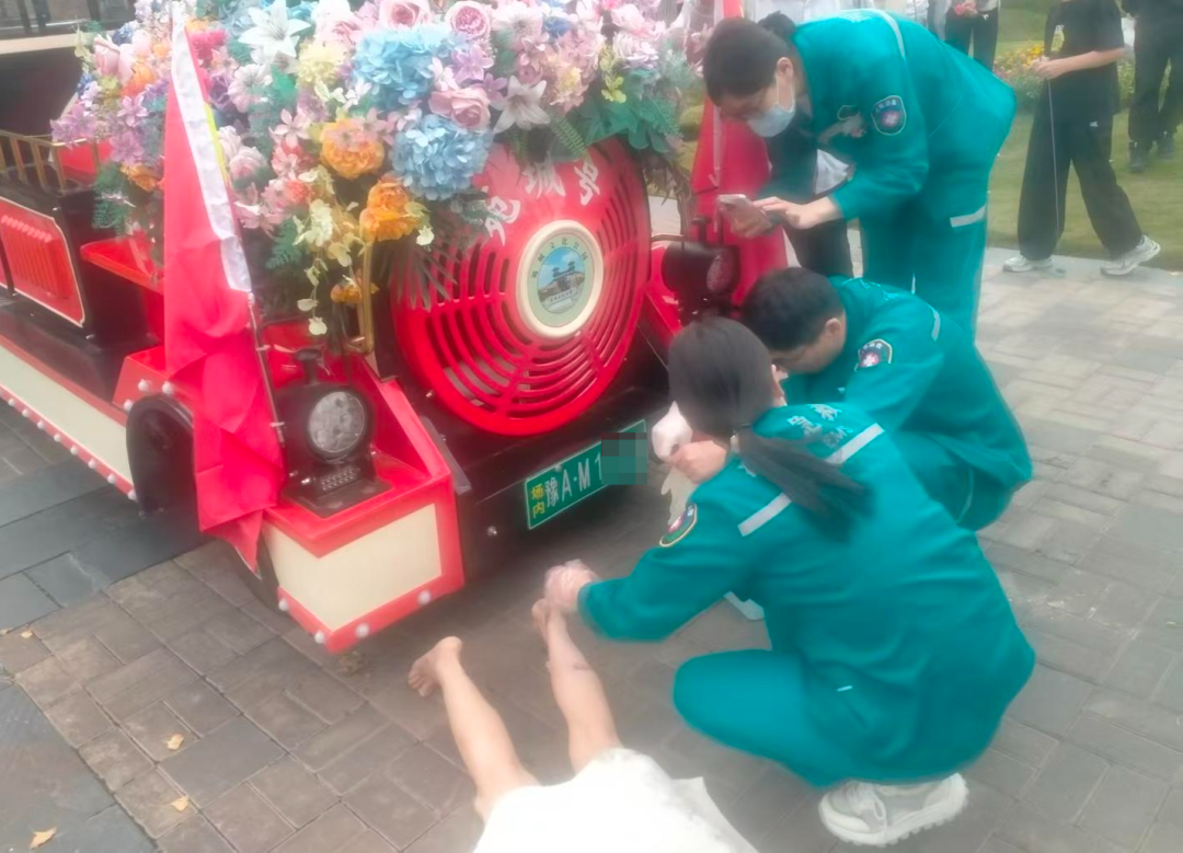 ▲多人合力抬车,段女士被救出 图源受访者