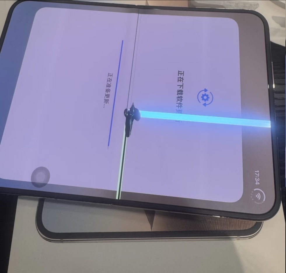 多位网友晒iPhoneDuo屏幕裂了【咔嚓一声,刚折几次的iPhon