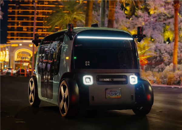 老对手抢跑马斯克！全球首个无方向盘Robotaxi上路运营