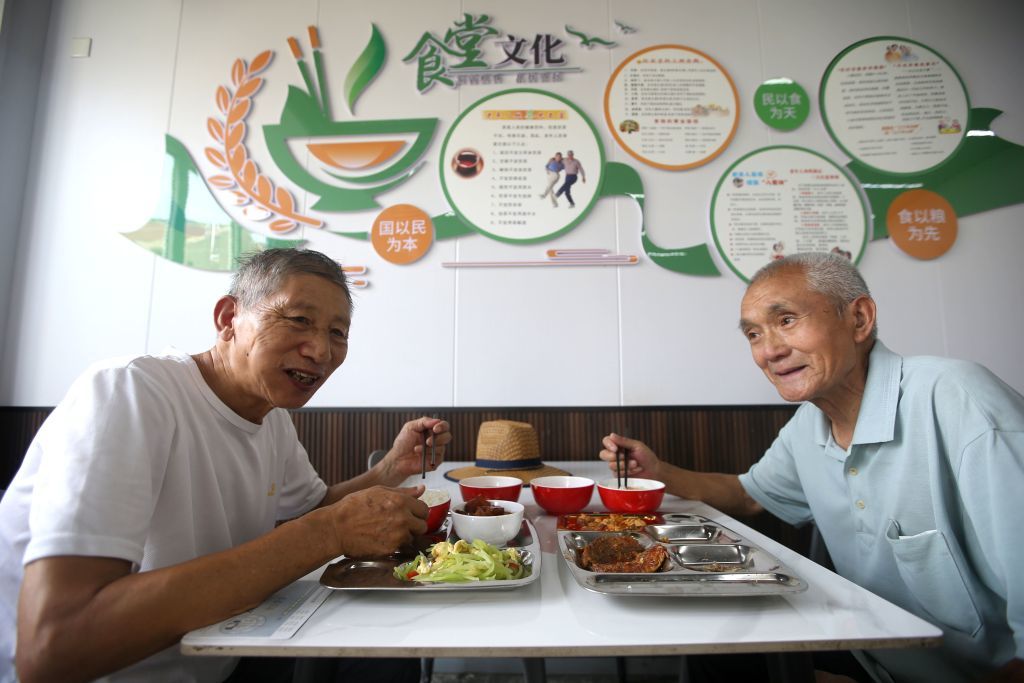 8月17日,在江苏省连云港市连云区桃园社区,老人在社区为民大食堂就餐。新华社发(王春摄)