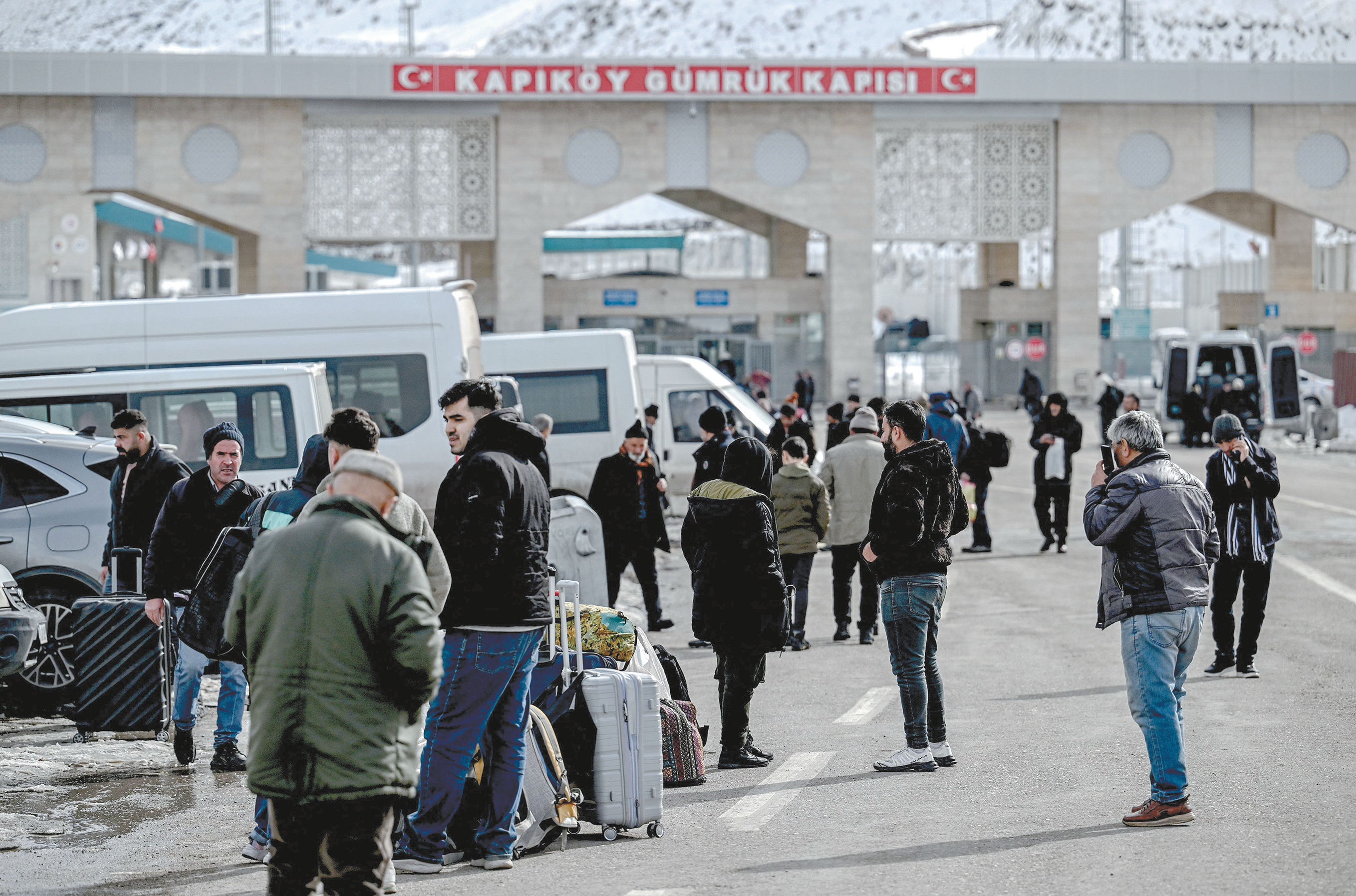 华盛顿表示正在与伊朗对话，德黑兰警告“手始终在扳机上”