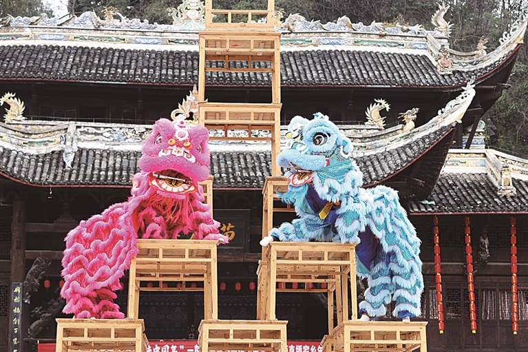 在重庆市彭水苗族土家族自治县蚩尤九黎城，彭水高台狮舞传承人正在高台上展演狮舞绝技。赵勇摄/光明图片