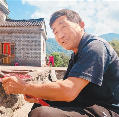 村民汪能贵开了“大湾土菜馆”,食材都是他自家产出的。