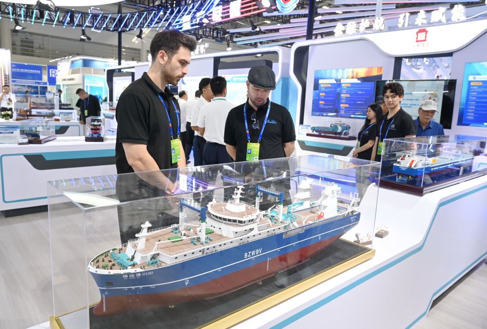 2025年10月16日，与会人员在福州参观中国海洋装备博览会。新华社记者 林善传 摄