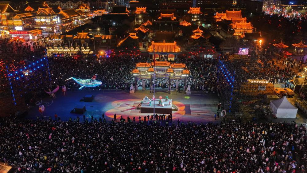 2025年12月31日,市民游客在呼和浩特市塞上老街旅游休闲街区参加跨年活动。(受访者供图)