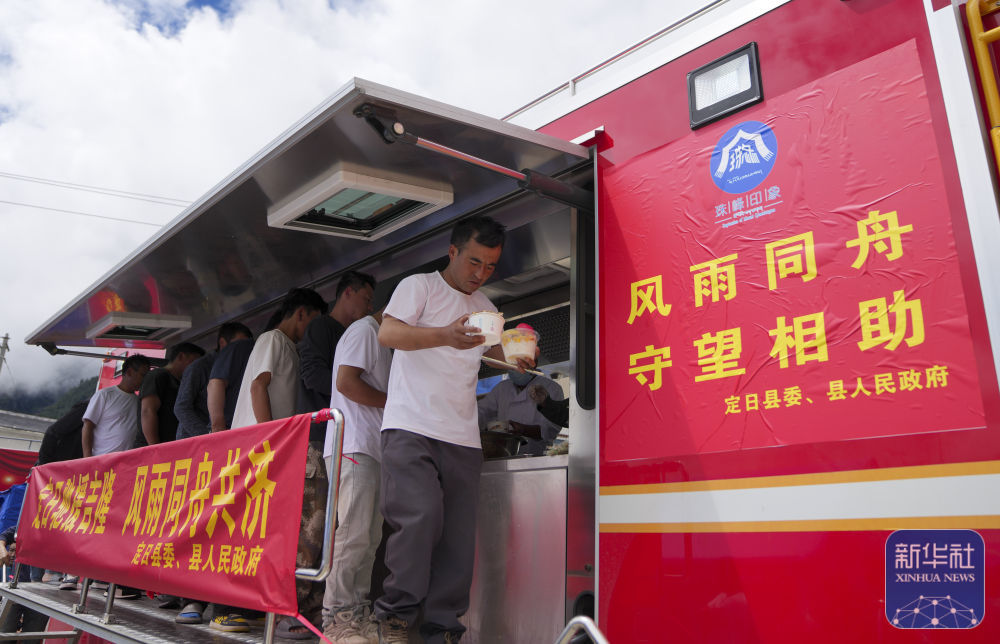 ↑ 参与救援的工作人员排队领取午餐（8月31日摄）。