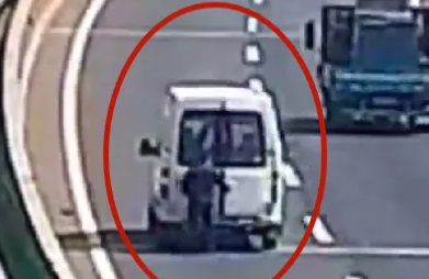 害人害己!司机快车道违停50多秒致多车追尾:罚款200元记9分