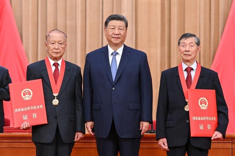 △2026年7月8日，国家科学技术奖励大会、中国科学院第二十二次院士大会和中国工程院第十八次院士大会、中国科学技术协会第十一次全国代表大会在北京人民大会堂隆重召开。习近平总书记向获得2025年度国家最高科学技术奖的中国科学院物理研究所陈立泉院士（右）和中国电子科技集团第十四研究所贲德院士（左）颁奖。