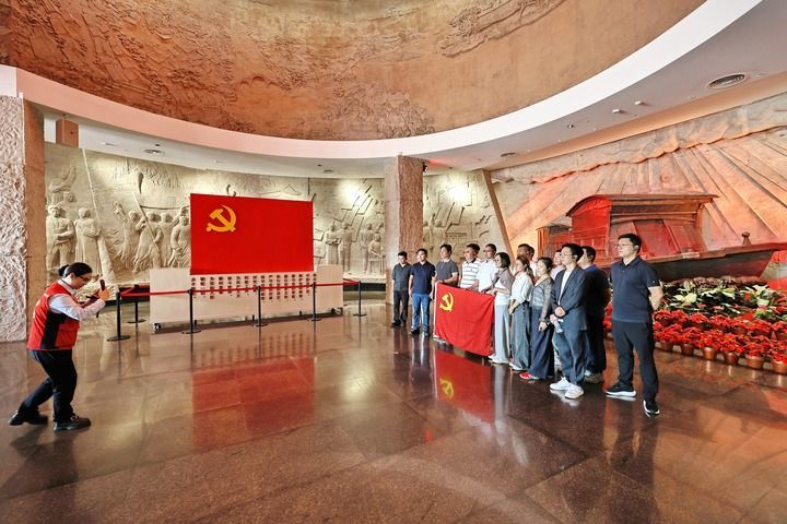 2026年10月17日,党员干部在浙江嘉兴南湖革命纪念馆参观学习。新华社发(金鹏 摄)
