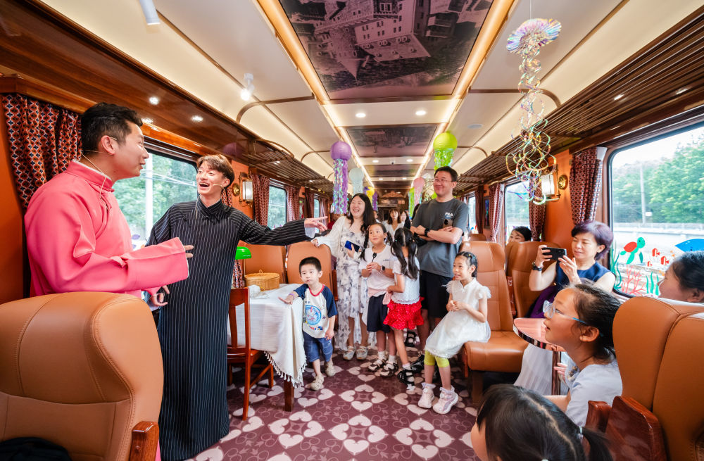 游客在“津旅时光号”列车上观看演艺表演。（徐强 摄）