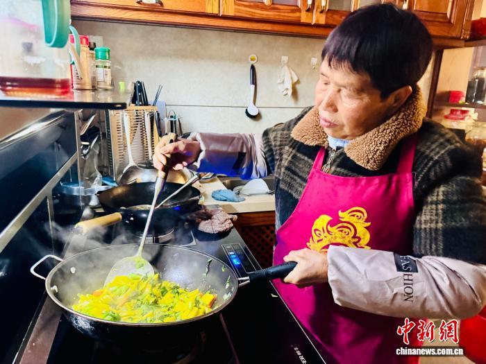 2月18日,丽水遂昌,外婆在炒黄米粿。项菁 摄