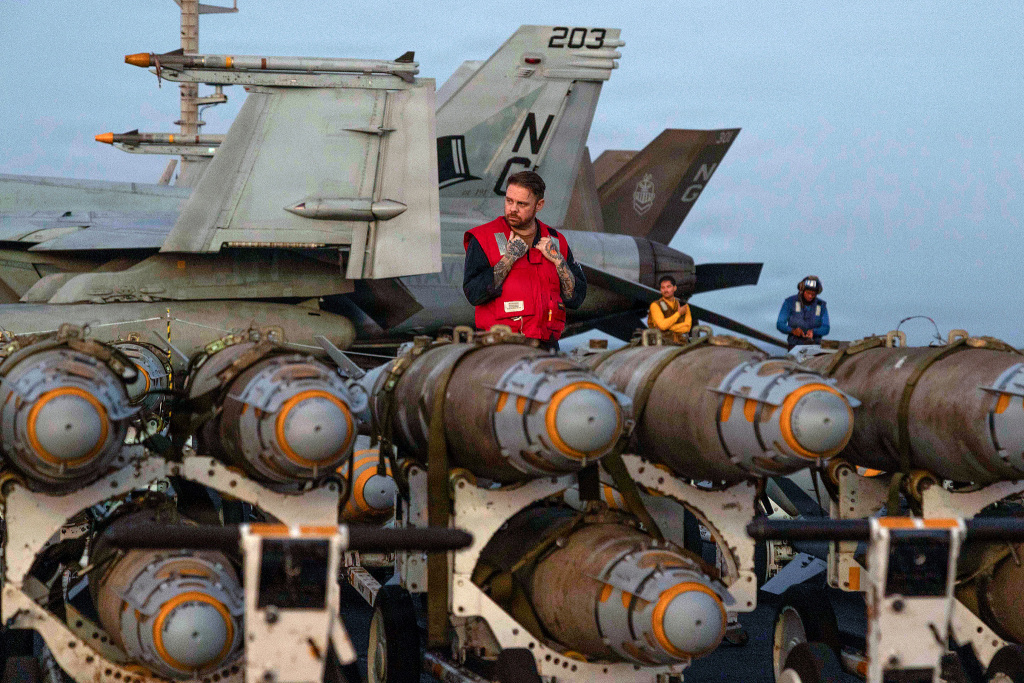 当地时间2026年2月27日,美国阿拉伯海,士兵在美国海军尼米兹级航空母舰“亚伯拉罕·林肯”号的飞行甲板上转运军械。视觉中国 图