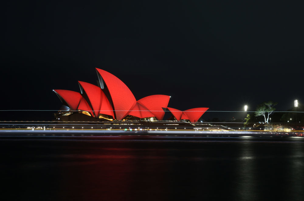 2月12日,澳大利亚悉尼歌剧院点亮“中国红”,庆祝中国农历新年。新华社记者 马平 摄