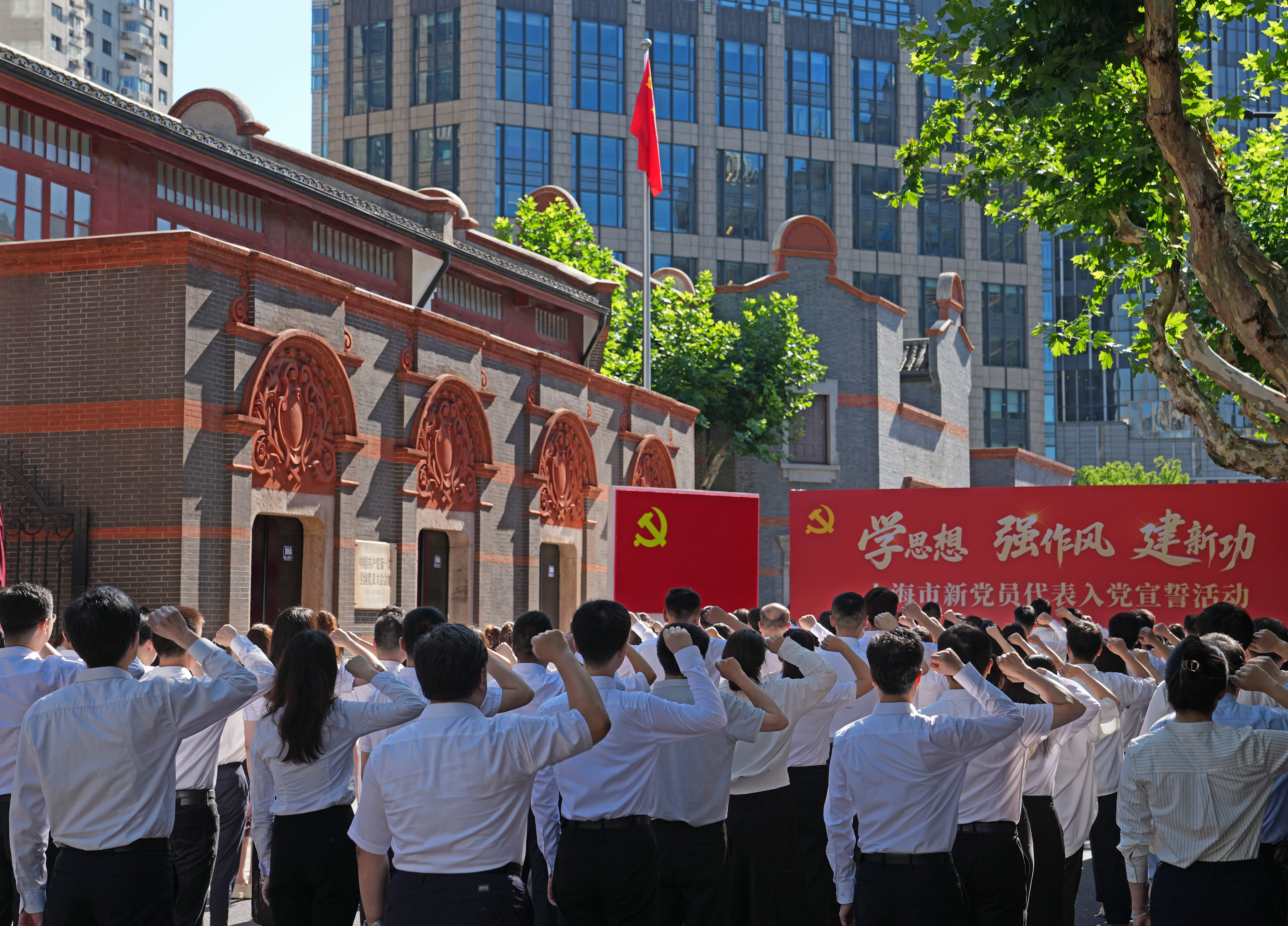 2025年7月1日,上海市新党员代表入党宣誓活动在中共一大会址前举行。新华社记者 刘颖 摄