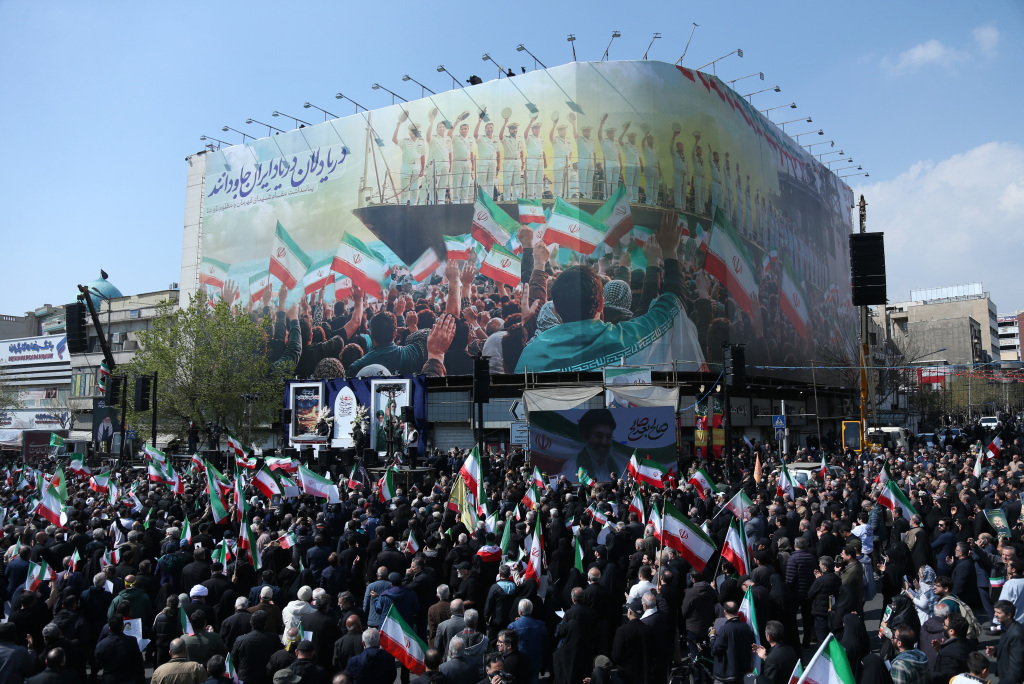伊朗3月18日下午在首都德黑兰举行葬礼,悼念被美军击沉伊朗军舰上的遇难官兵,以及在以色列发动的袭击中遇害的伊朗安全官员和军事指挥官。新华社 图