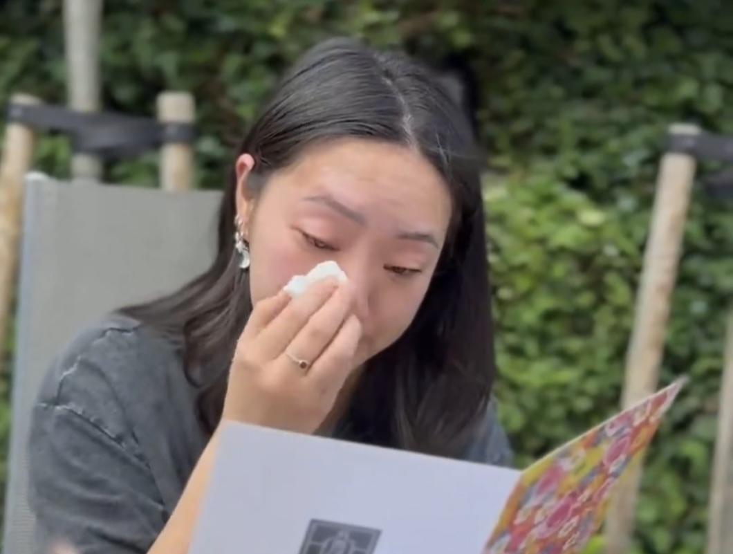 ▲洪杨丽第一次看亲人照片忍不住流泪