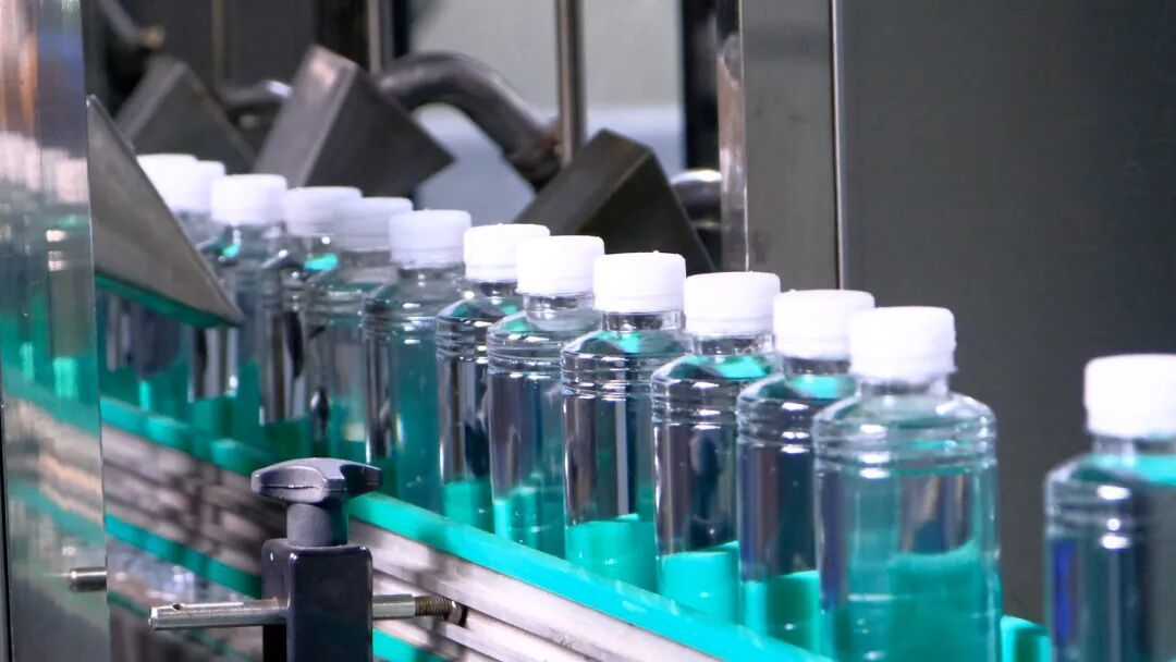 流水线上灌装完成的“十八洞”水（摄于2025年11月）。经济日报记者朱双健