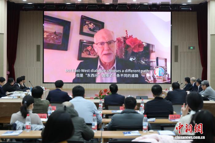 2025年12月29日,希腊前总理乔治·帕潘德里欧在中新社“东西问”创办五周年·智库对话上发表视频致辞。中新社记者 盛佳鹏 摄