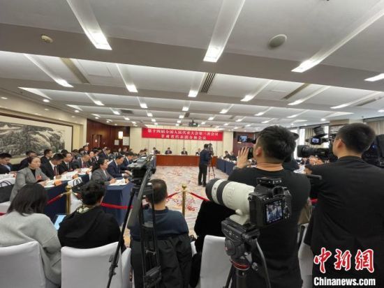 3月7日,十四届全国人大三次会议甘肃代表团举行开放团组会议。黎园 摄