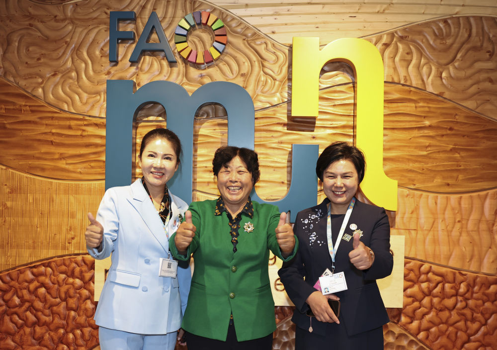 10月15日,在位于意大利罗马的联合国粮食及农业组织总部,“联合国粮农组织农业粮食体系与农村发展百位巾帼英雄”获奖者董敏芳、殷玉珍和余锦秀(从左至右)在颁奖仪式后合影。新华社记者 李京 摄