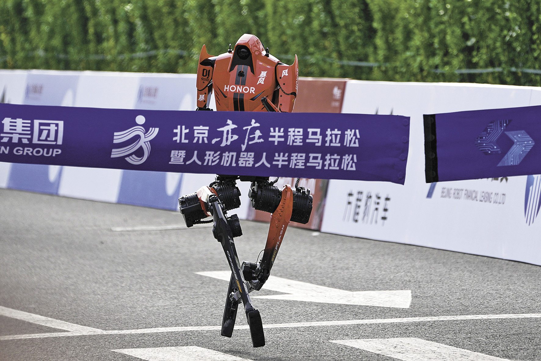 机器人“闪电”率先冲线完赛。 （视觉中国）